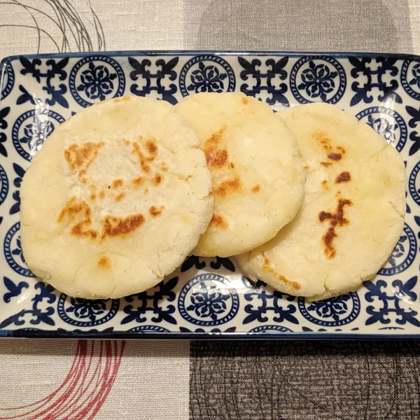 Arepas de yuca con relleno de soja texturizada picada en tomate