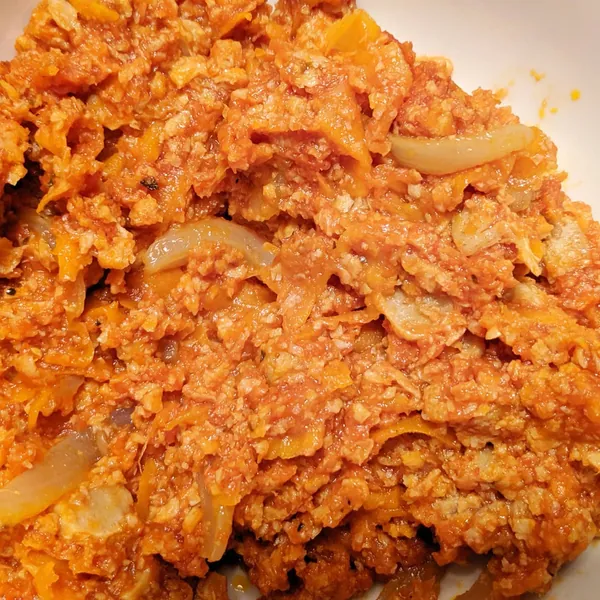 Arepas de yuca con relleno de soja texturizada picada en tomate