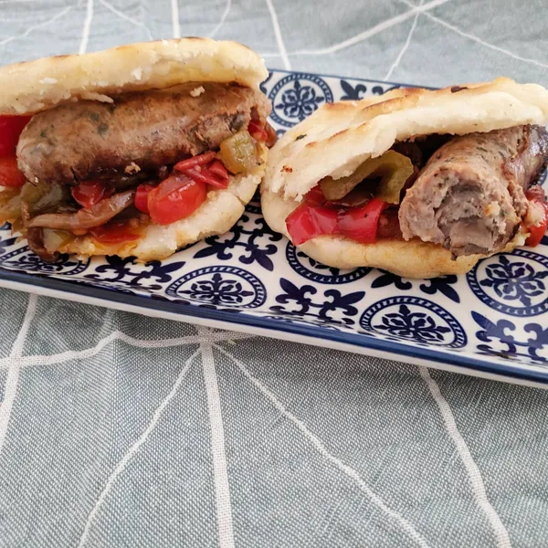Arepas fusión rellenas de samfaina y botifarra de bolets