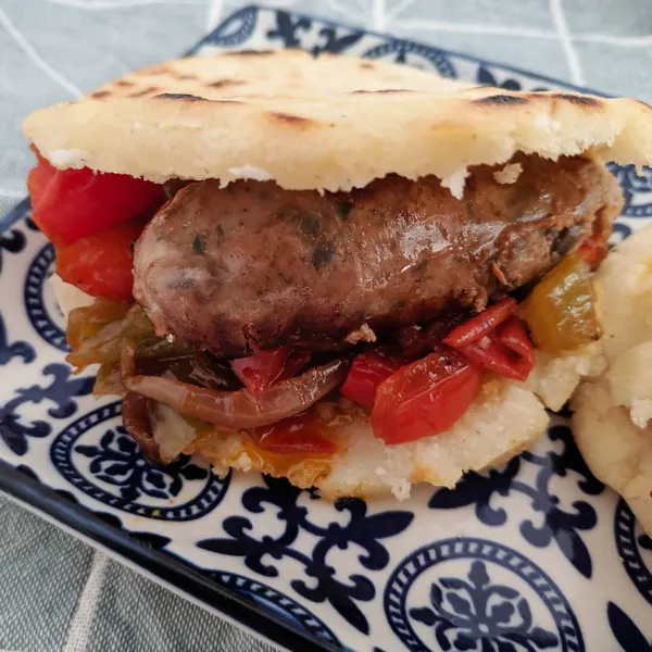 Arepas fusión rellenas de samfaina y botifarra de bolets