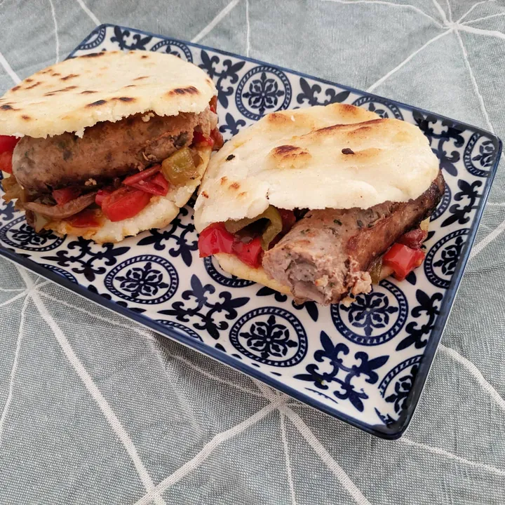 Arepas fusión rellenas de samfaina y botifarra de bolets