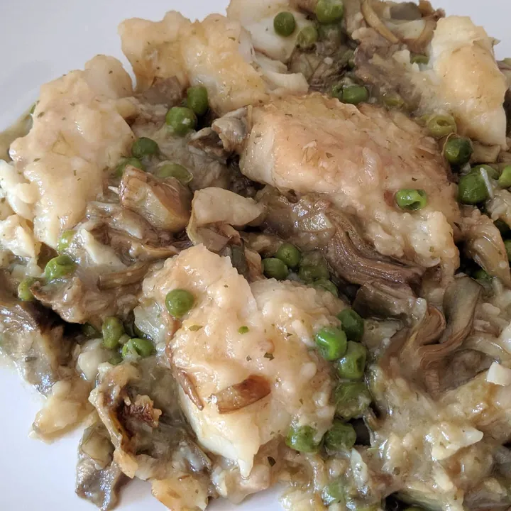 Bacalao con alcachofas y guisantes a la cazuela