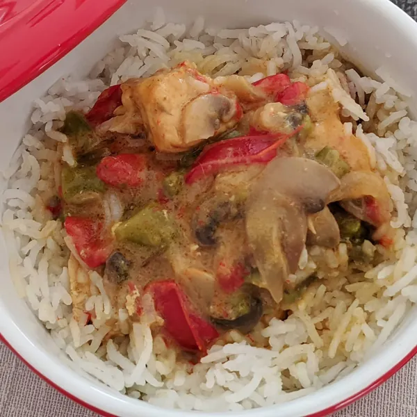 Cazuelita de arroz basmati con verduritas y pollo al curry y coco