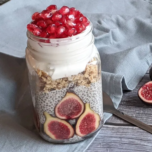 Chia pudding con higos, granada, yogur y granola