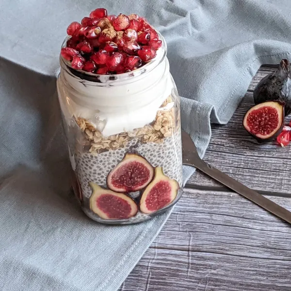 Chia pudding con higos, granada, yogur y granola