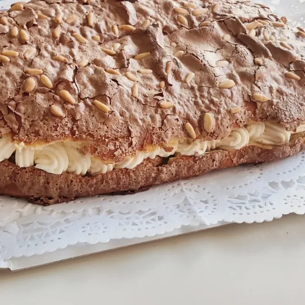Coca de San Juan rellena de crema mascarpone y con glaseado de café y cacao