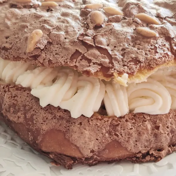 Coca de San Juan rellena de crema mascarpone y con glaseado de café y cacao