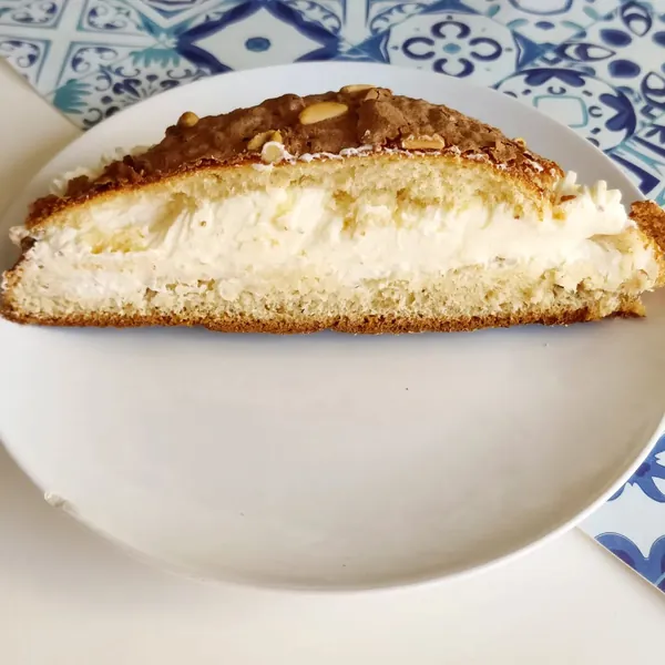Coca de San Juan rellena de crema mascarpone y con glaseado de café y cacao