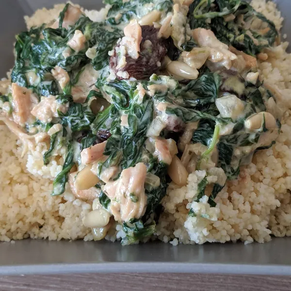 Cous-cous con espinaca, piñones, pollo y pasas a la crema