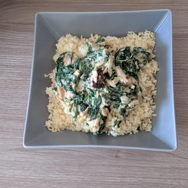 Cous-cous con espinaca, piñones, pollo y pasas a la crema
