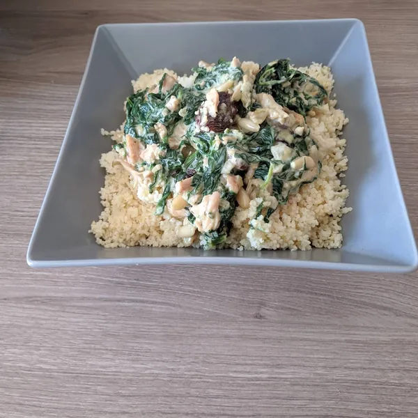 Cous-cous con espinaca, piñones, pollo y pasas a la crema