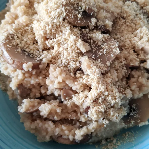 Cous-cous estilo risotto con champiñones, portobello y parmesano vegano
