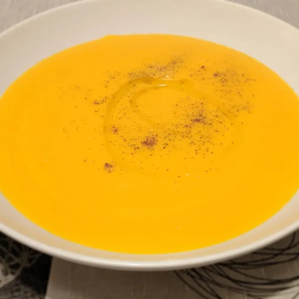 Crema de calabaza con manzana y camembert especiada