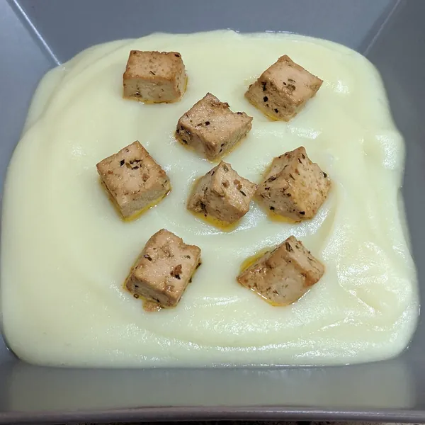 Crema de coliflor con tofu marinado.