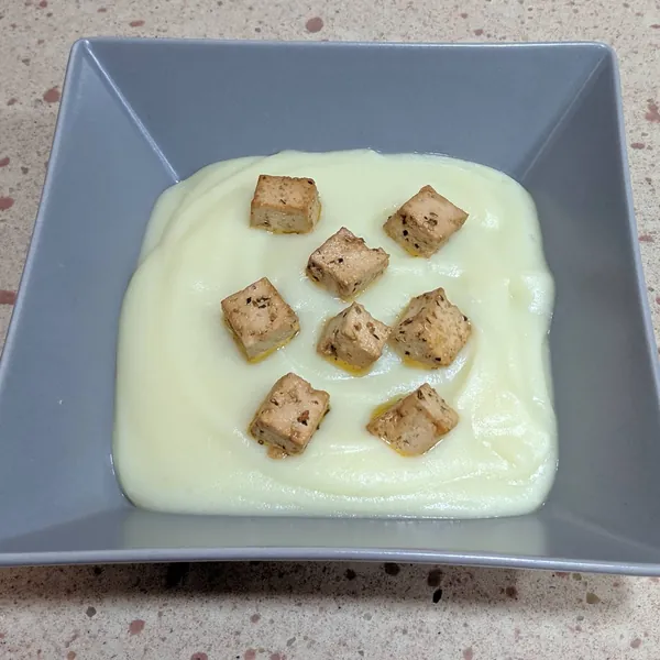 Crema de coliflor con tofu marinado.