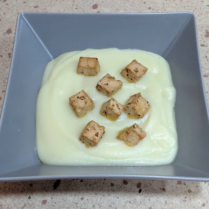 Crema de coliflor con tofu marinado.