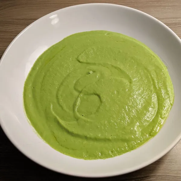 Crema de espárragos trigueros y guisantes