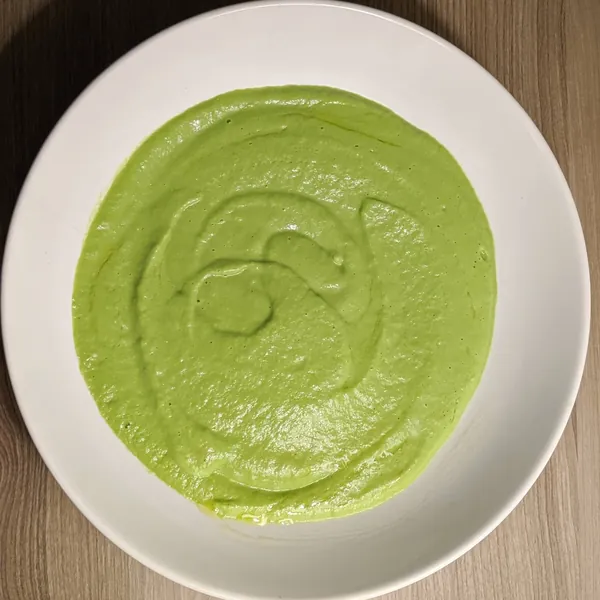 Crema de espárragos trigueros y guisantes