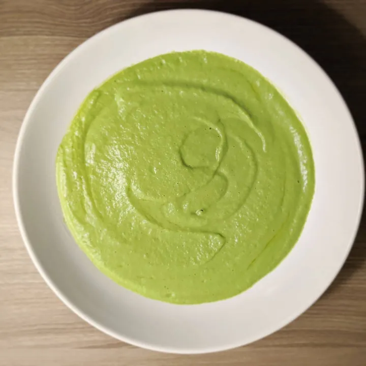 Crema de espárragos trigueros y guisantes