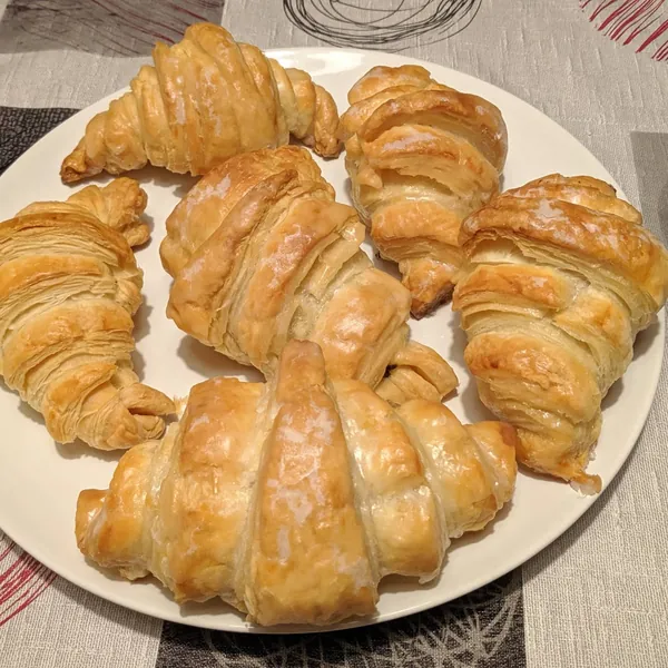 Croissants con masa de hojaldre comprada glaseados