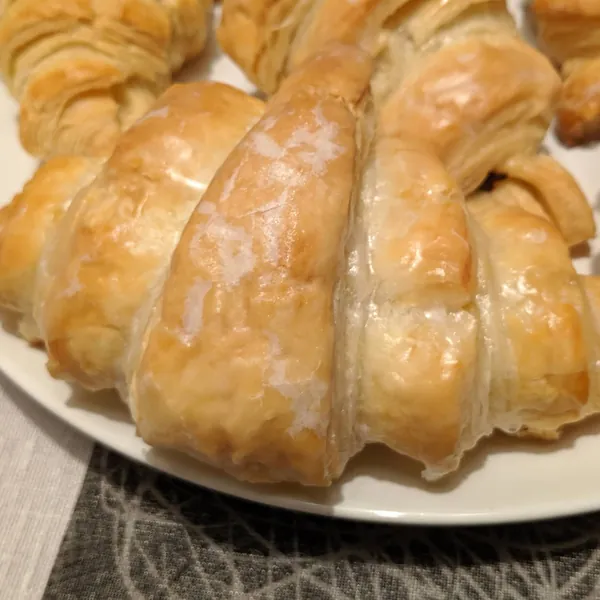 Croissants con masa de hojaldre comprada glaseados