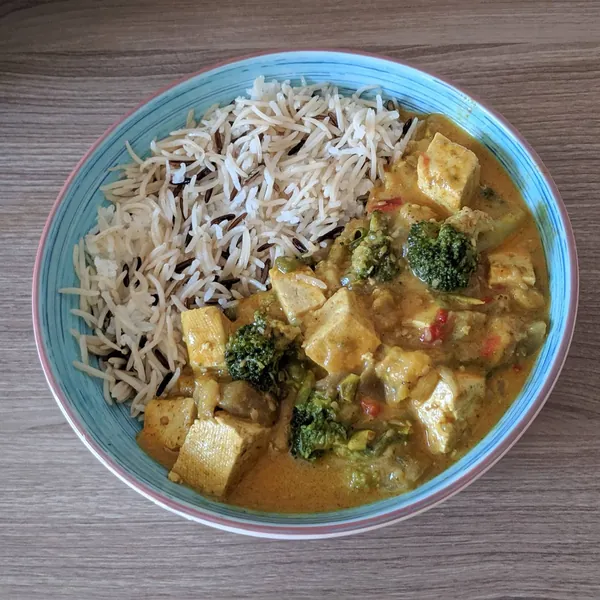 Curry de tofu con berenjena, brócoli y coco acompañado de mezcla de arroz salvaje y basmati
