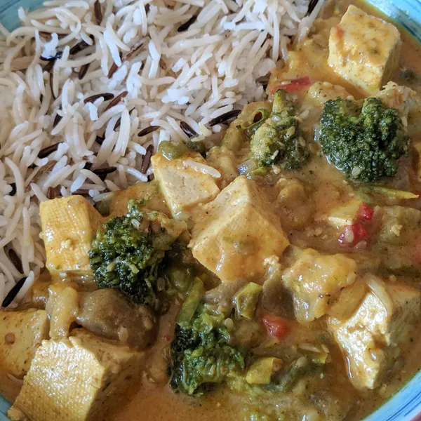 Curry de tofu con berenjena, brócoli y coco acompañado de mezcla de arroz salvaje y basmati