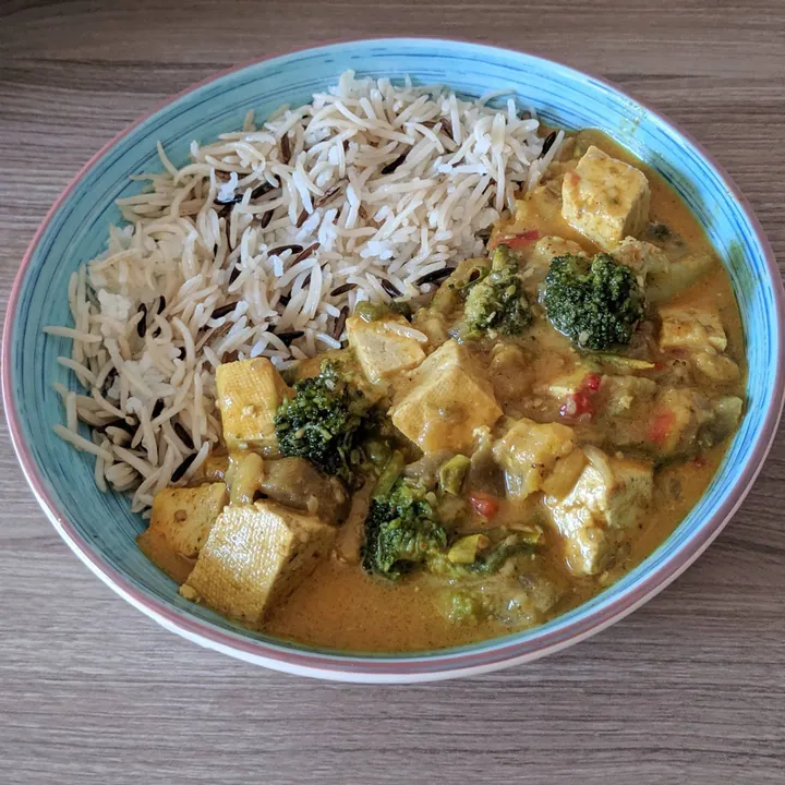 Curry de tofu con berenjena, brócoli y coco acompañado de mezcla de arroz salvaje y basmati