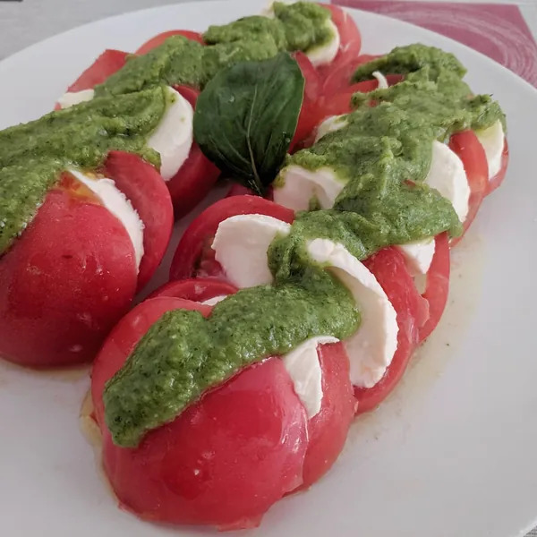 Ensalada caprese con pesto