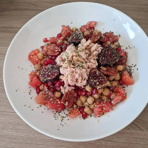 Ensalada completa con fruta, garbanzos, semillas y atún