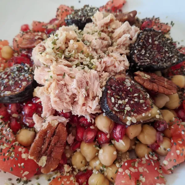 Ensalada completa con fruta, garbanzos, semillas y atún