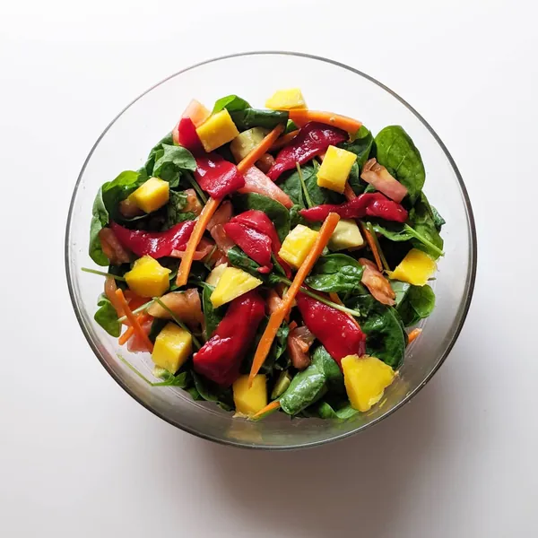 Ensalada con mango, zanahoria, tomate y pimientos del piquillo con vinagreta de mango