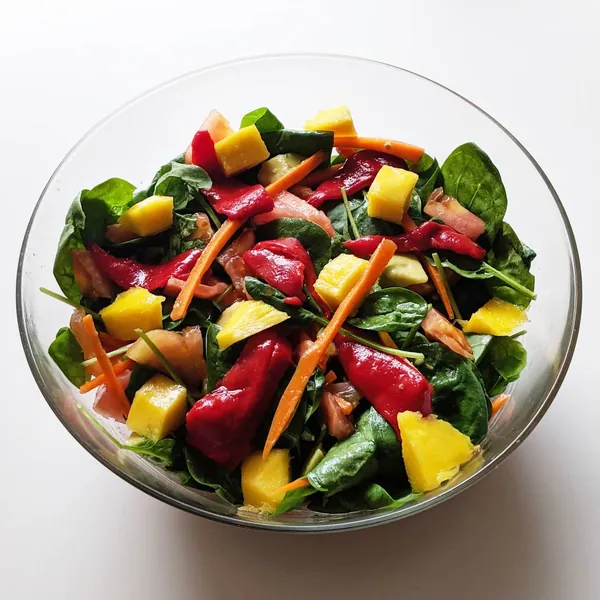 Ensalada con mango, zanahoria, tomate y pimientos del piquillo con vinagreta de mango