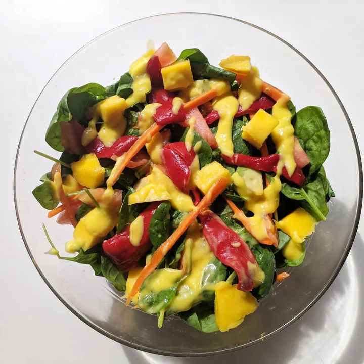 Ensalada con mango, zanahoria, tomate y pimientos del piquillo con vinagreta de mango