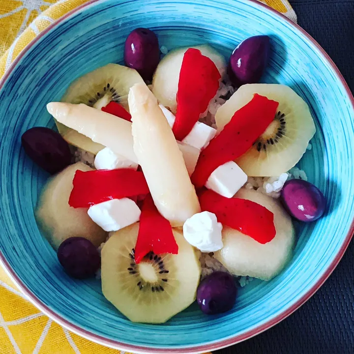 Ensalada de arroz con frutas y verduras