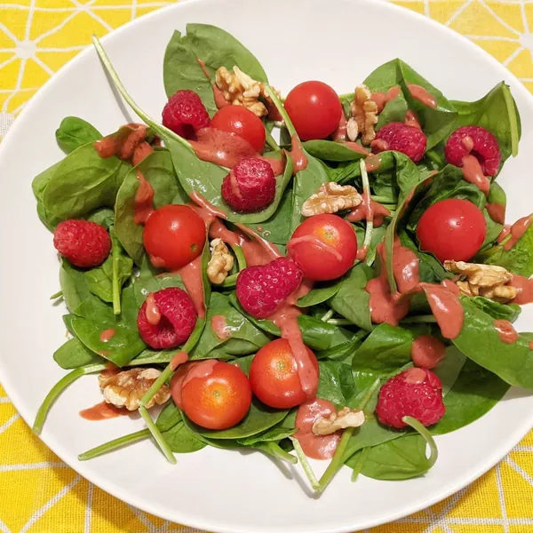 Ensalada de espinacas, Cherry, nueces y frambuesas con vinagreta de frambuesas