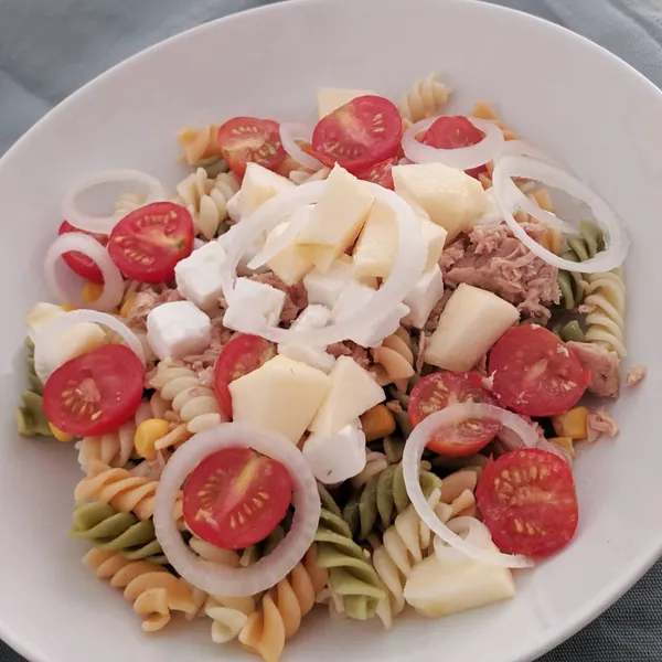 Ensalada de espirales con Cherrys, manzana, feta, atún, maíz y aros de cebolla