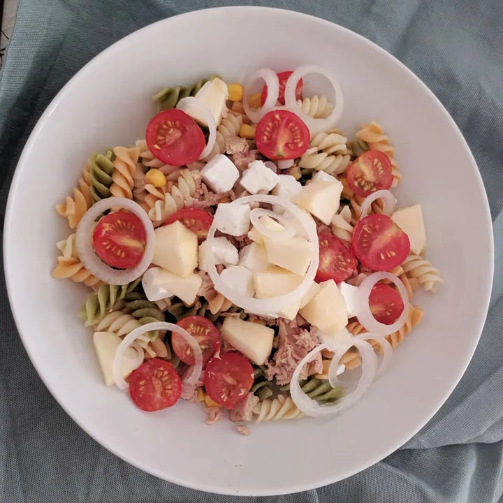 Ensalada de espirales con Cherrys, manzana, feta, atún, maíz y aros de cebolla