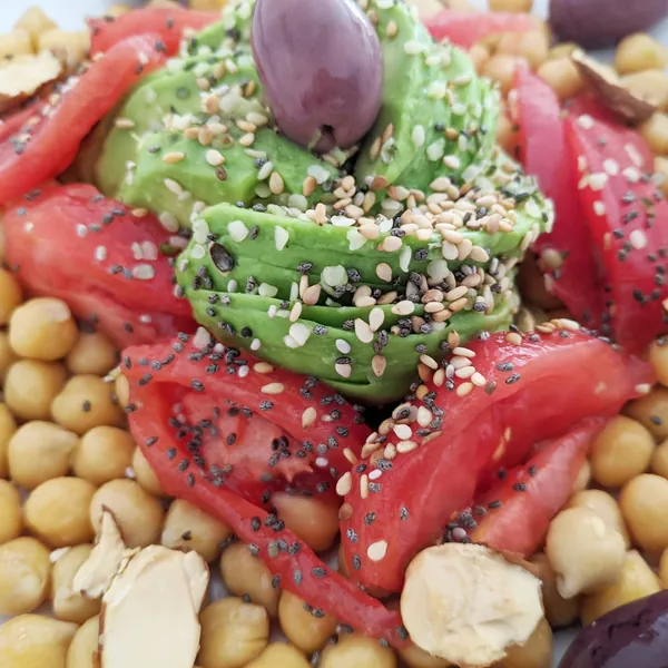 Ensalada de garbanzos, tomate, aguacate con mezclum de semillas