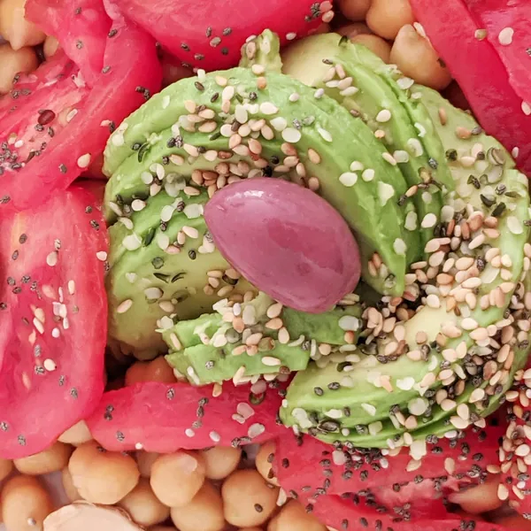 Ensalada de garbanzos, tomate, aguacate con mezclum de semillas