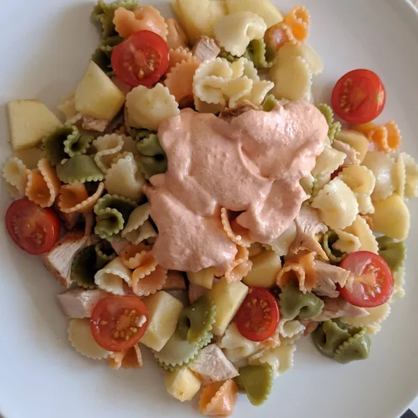 Ensalada de pasta con solomillo de pavo a la plancha, manzana y Cherrys con salsa rosa saludable