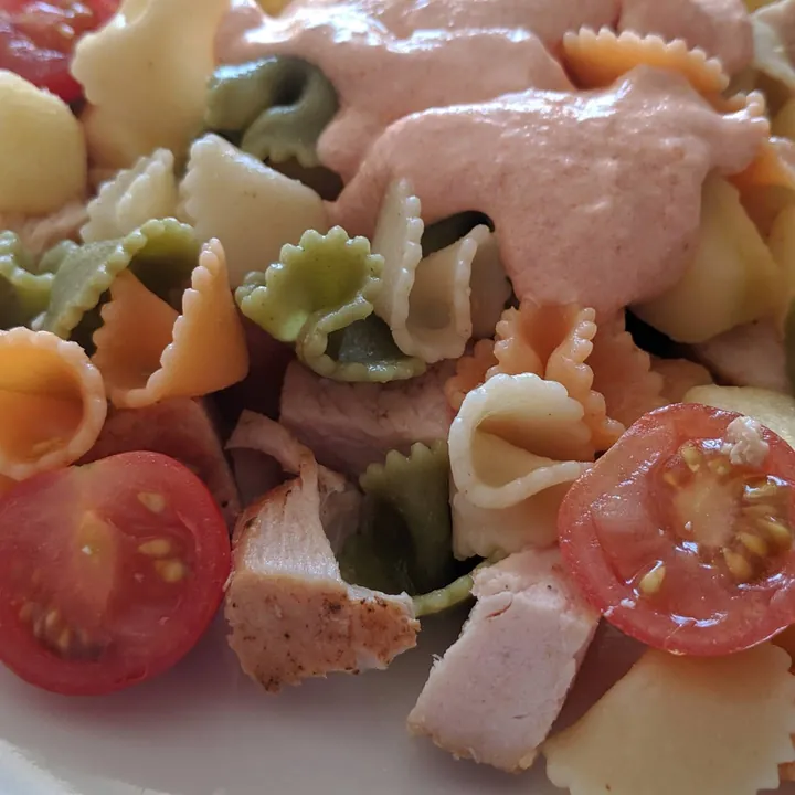 Ensalada de pasta con solomillo de pavo a la plancha, manzana y Cherrys con salsa rosa saludable