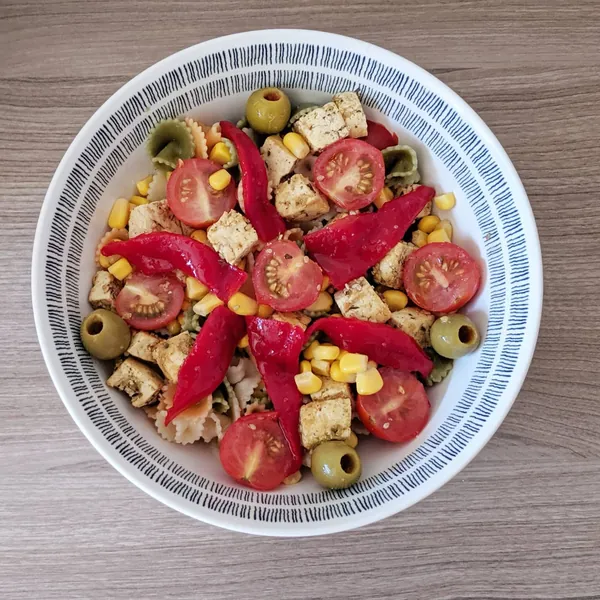 Ensalada de pasta con tofu salteado con especias