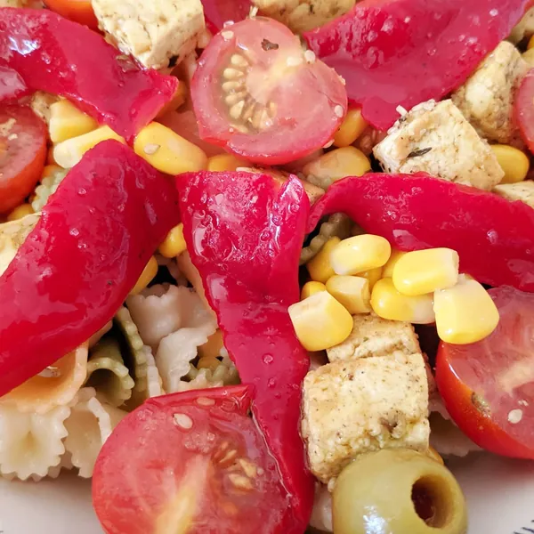 Ensalada de pasta con tofu salteado con especias