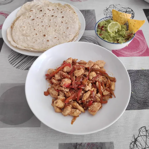 Fajitas de pollo con tortillas casera