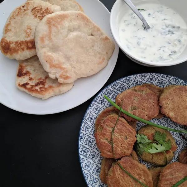 Falafel al horno con pan tipo pita sin gluten y salsa de menta