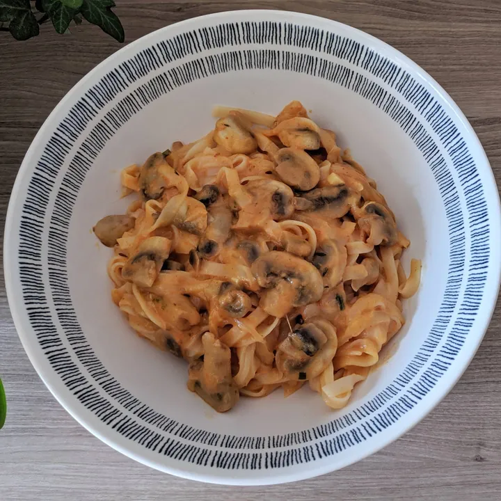 Fideos de arroz con champiñones en salsa de curry y coco