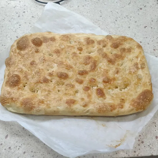 Focaccia con costra de parmesano rellena