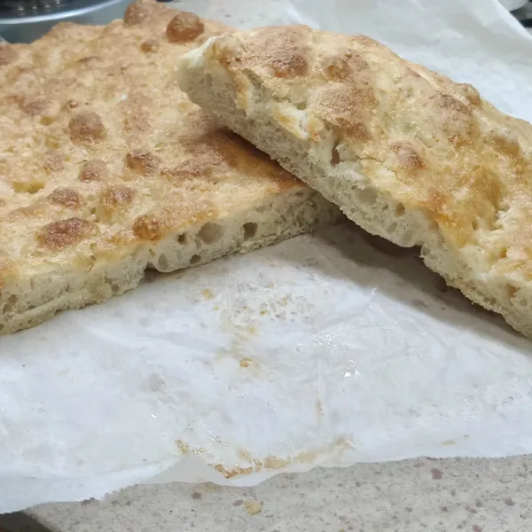 Focaccia con costra de parmesano rellena