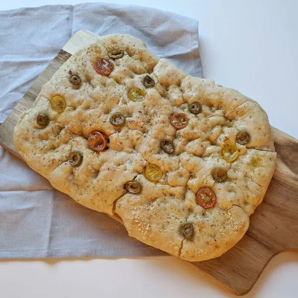 Focaccia con olivas verdes, cherrys de dos colores, parmesano y romero